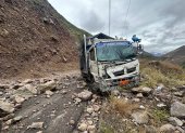 Vehículos que intentaron cruzar por las zonas afectadas resultaron afectados por la caída de material.