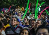 Seguidores del candidato izquierdista Roberto Sánchez esperan por los resultados electorales en Lima.