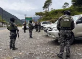 Agentes antidrogas inspeccionaron el vehículo donde fueron hallados 24 paquetes de clorhidrato de cocaína ocultos en compartimentos internos en Río Verde, Tungurahua.