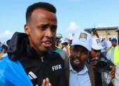 El árbitro somalí Omar Abdulkadir Artan, cuya entrada a EE. UU. fue denegada la semana pasada cuando iba a participar en el Mundial 2026, fue recibido como un héroe a su regreso a Somalia.