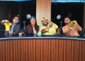 Los panelistas durante la grabación del nuevo podcast de Expreso, con símbolos alusivos al fútbol.