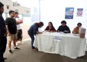 Ciudadanos cumplen con el proceso de votación en una mesa electoral en Perú.