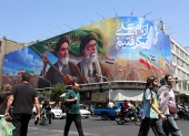Ciudadanos iraníes pasan junto a una gran valla publicitaria con la imagen del difunto líder supremo iraní, en una calle de Teherán, Irán, este 10 de junio de 2026.