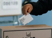 Una persona que deposita un voto en una urna el domingo 7 de junio de 2026, durante la segunda vuelta de las elecciones presidenciales en Perú.