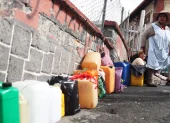 Mujeres aimaras esperan para comprar combustible este martes, en La Paz (Bolivia).