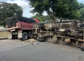 Un camión quedó volcado sobre la calzada y obligó al cierre temporal de dos carriles este 10 de junio.