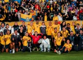 Jugadoras de la Selección de Ecuador celebran junto a los hinchas su clasificación al repechaje.