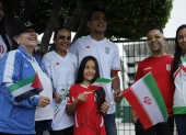 Aficionados iraníes muestran banderas y camisetas durante la llegada de su selección al Aeropuerto Internacional de Tijuana, rumbo al Mundial 2026.