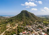 Vista aérea del cerro de Montecristi, donde se instalará el nuevo radar para detectar vuelos ilícitos a partir de 2027.