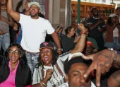 Aficionados se reúnen en las calles para seguir el partido entre los New York Knicks y los San Antonio Spurs en las Finales de la NBA, en Nueva York.
