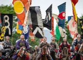 Jinetes ataviados con armadura de samurái miran al cielo mientras luchan por una bandera durante el festival Soma Nomaoi en Minamisoma, prefectura de Fukushima, el 24 de mayo de 2026.