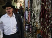 Vista de collares con la cruz cristiana en la Ciudad Vieja de Jerusalén.