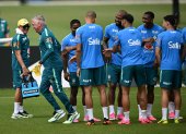 El plantel recibió al seleccionador Carlo Ancelotti con el tradicional “pasillito”