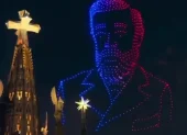 El rostro de Gaudí ilumina el cielo de Barcelona