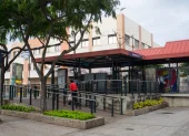 El paso de la Metrovía por la avenida Eloy Alfaro estuvo interrumpido tras el incendio en el edificio Multicomercio