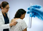 Patricia Mena convive con una enfermedad genética rara mientras espera acceso a un tratamiento que podría frenar su avance.