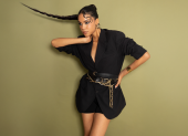 La modelo Carla Giler disfruta usar este accesorio que superpuestos, convierten un look básico en una propuesta editorial.