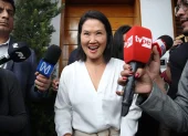 La candidata derechista Keiko Fujimori habla con periodistas este miércoles 10 de junio, en Lima (Perú).
