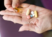 Mientras el sector privado impulsa la economía con utilidades sólidas, la distribución estatal de medicamentos enfrenta serias dudas sobre su eficiencia, control aduanero y transparencia logística.