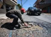 Baches. El deterioro de las vías provoca daños frecuentes en vehículos que circulan por distintos sectores de Quito.