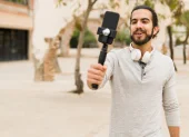 Referencial.Un creador de contenido transmite en espacios públicos, práctica que EE. UU. considera fuera del alcance de la visa de turista.