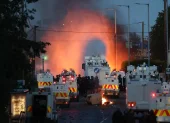 La policía despliega cañones de agua para extinguir incendios provocados por manifestantes durante disturbios en el norte de Belfast, Irlanda del Norte, 10 de junio de 2026.