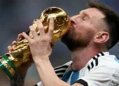 Messi con la Copa del Mundo tras la victoria de Argentina en Qatar 2022