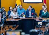 Marisol Peñaloza asumirá temporalmente la Alcaldía de Cuenca tras la salida de Cristian Zamora, en un acto oficial con presencia de medios.