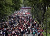 Cientos de docentes mexicanos marchan con el objetivo de llegar al Estadio Ciudad de México sede de la jornada inaugural del Mundial de fútbol 2026.