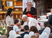 El Papa León XIV se levanta a abrazar al pequeño Renzo tras haber escuchado su carta con preguntas