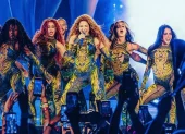 Natalia Palomares, integrante del cuerpo de baile de Shakira,  durante una presentación.