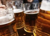 La cerveza podría bajar de precio por la reducción de impuestos que anunció Daniel Noboa.