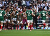 ulian Quiñones de México celebra su gol ante Sudáfrica.