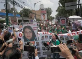 Familias exhiben carteles con rostros de desaparecidos durante una protesta en Tlalpan, en vísperas de la inauguración del Mundial.
