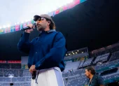 Alejandro Fernández interpreta el Himno de México en el estadio, luciendo un nuevo estilo durante la inauguración del Mundial 2026.