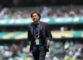 Memo Ochoa en la cancha del Estadio Azteca previo a México vs. Sudáfrica.