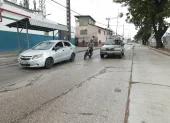 Vehículos circulan sobre grietas formadas en la calzada de la avenida Domingo Comín.