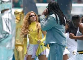 La cantante colombiana Shakira (i) y el nigeriano Burna Boy se presentan en la inauguración del Mundial de la FIFA 2026 este jueves, en el estadio Ciudad de México (México).