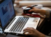 Especialistas en derecho y filosofía coinciden en que la inteligencia artificial puede asistir procesos humanos, pero no reemplazar la deliberación, la ética ni la responsabilidad social.