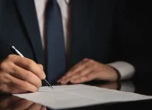Un contrato estatal formalizado, pieza clave en el engranaje administrativo que mueve los recursos e instituciones del sector público.