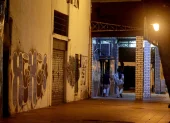 Rutina. Quienes viven en el centro afirman que el miedo ha limitado el uso de espacios públicos y alterado la dinámica del sector. Reinan las penumbras.