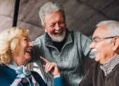 Los adultos mayores enfrentan desafíos que requieren mayor supervisión y compromiso institucional.
