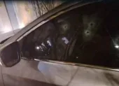 El automóvil presentó múltiples perforaciones luego del crimen registrado en la avenida Guayasamín.