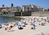 La gente se refresca en la playa de Antibes, sur de Francia, el pasado 27 de mayo.