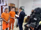 Agentes ingresaron a la Cárcel El Inca durante operativo contra red de robo de vehículos en Quito.