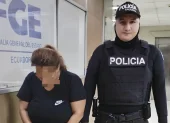 Agentes de la Policía Nacional presentan a la detenida en la Fiscalía General del Estado, tras el hallazgo de marihuana en Guayaquil.
