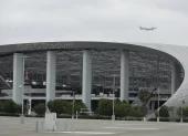 La Copa Mundial de la FIFA se exhibe en las afueras del SoFi Stadium, en Inglewood, California, Estados Unidos.