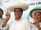 El candidato izquierdista Roberto Sánchez (c), reacciona en una rueda de prensa este viernes, en Lima (Perú).