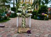 Los arreglos florales en honor a Mónica Silva se encuentran en el parque central de Montañita.