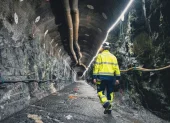 La fotografía, tomada el 18 de mayo de 2026, muestra a un trabajador caminando por uno de los túneles del depósito nuclear de Onkalo, en Eurajoki, al suroeste de Finlandia.